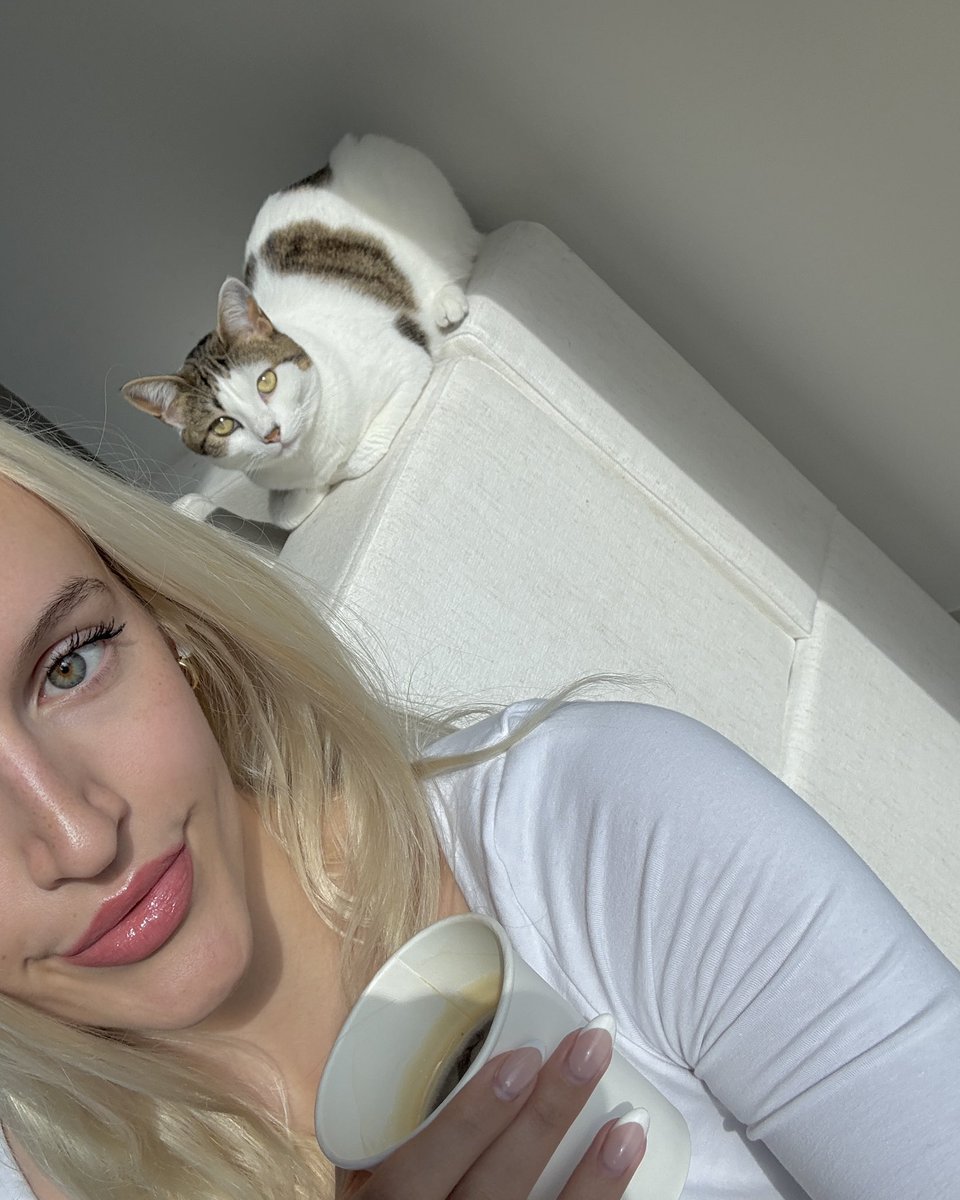 airdropangelx's tweet image. GM ❤️🔥 from my twin miss bean and i…
we r both getting serious fomo waiting for access to @base app… can anyone hook us up 👀
