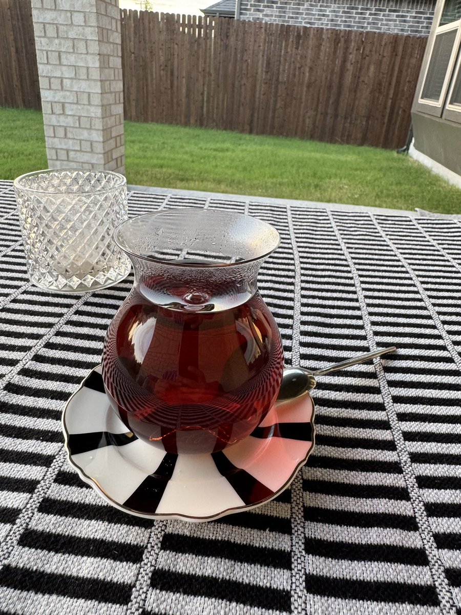 Geçen arkadaş çaya davet etti ve böyle bir bardakta çay getirdi. İlk defa böyle bir bardakla çay içtim derdim ama soğuyuncaya  kadar icemedim. Yeni yeni icat çıkarmayın başımıza arkadaş.