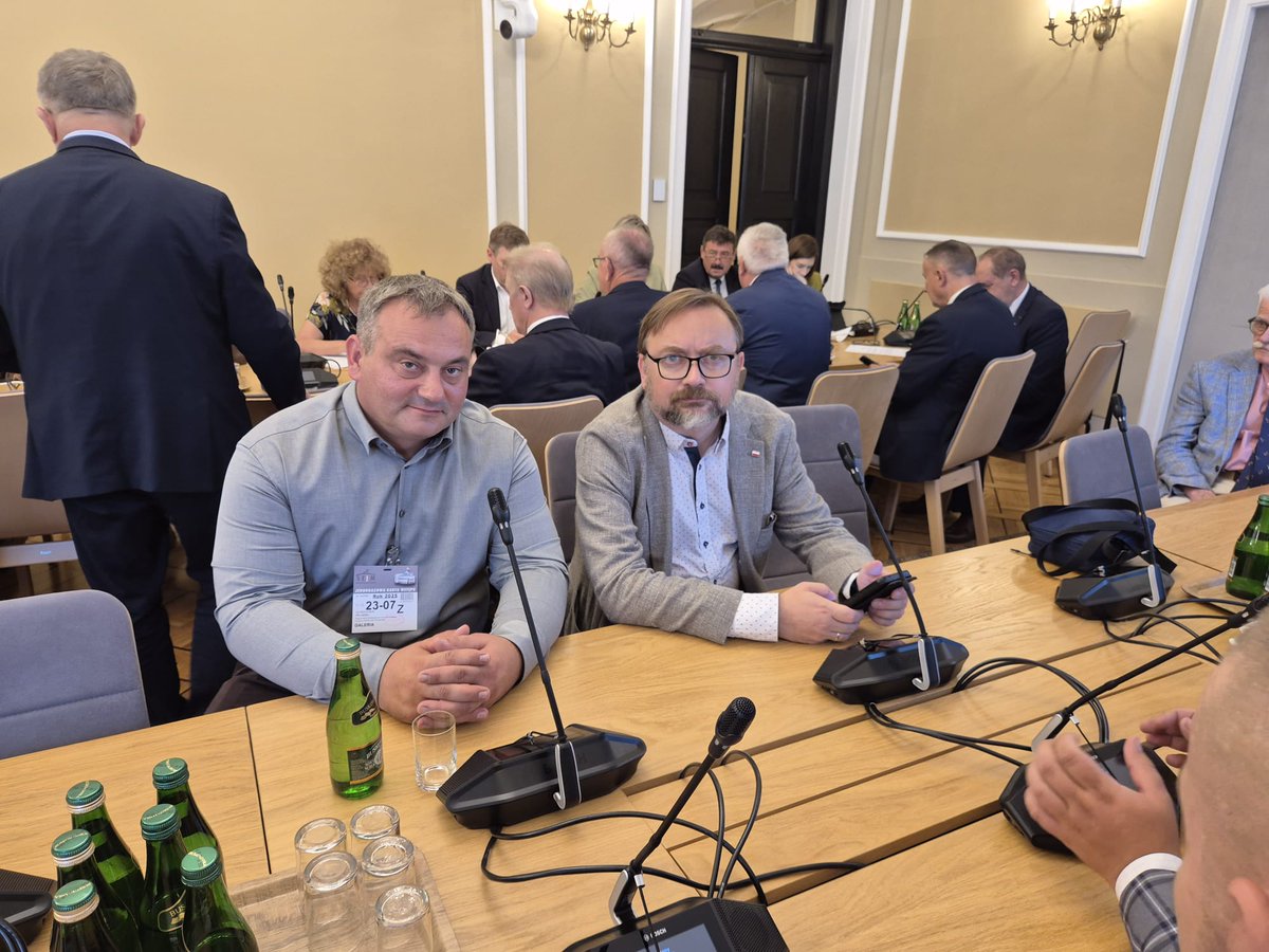 Paweł Szrot (@pszrot) on Twitter photo Na dzisiejszej Komisji Rolnictwa i Rozwoju Wsi dyskusja o projekcie zmian statusu sołtysa. Z  Aleksandrem Pilarskim ze Stowarzyszenia Rolników Ekologicznych im św. Franciszka z Asyżu. Na dzisiejszej Komisji Rolnictwa i Rozwoju Wsi dyskusja o projekcie zmian statusu sołtysa. Z  Aleksandrem Pilarskim ze Stowarzyszenia Rolników Ekologicznych im św. Franciszka z Asyżu.