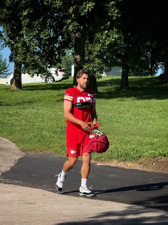 Daily_Chiefs_'s tweet image. Travis Kelce, finding a way to make a βcheat beltβ (as someone called it yesterday π
) look stylish! β€οΈπ
Day 2 at a Training Camp kicking off any minute. β°
(πΈ| @MarleahKCTV5)