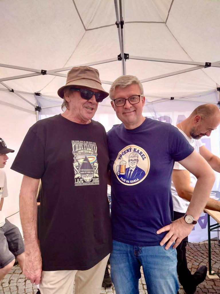KarelHavlicek_'s tweet image. V Ústí n.Orlicí mi udělal radost jeden fanoušek, který ví, že mojí jedničkou jsou Pink Floyd. A připomínám, že dnes je v kinech premiéra Rogera Waterse a jeho pražského koncertu, večer se těším v Cinema City Nový Smíchov. A v 18:30 ještě stihneme NA ROVINU ke kšeftům na obraně.