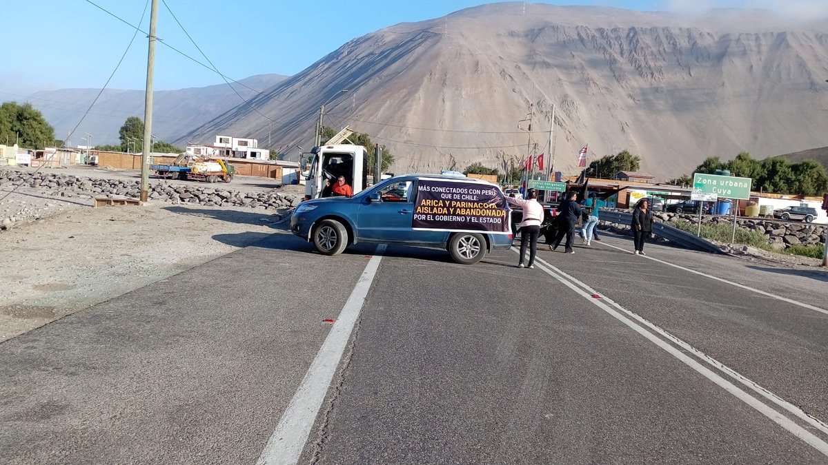 radiopaulina's tweet photo. 🔴 Pobladores de #Cuya mantienen bloqueada la Ruta 5 Norte, exigiendo la presencia de la ministra de @mop_chile, @jlopezsaffie, y soluciones concretas por los constantes derrumbes en la ex cuesta Camarones.
El tránsito desde y hacia #Arica se encuentra suspendido.
#Iquique https://t.co/YMdcKmFm8f