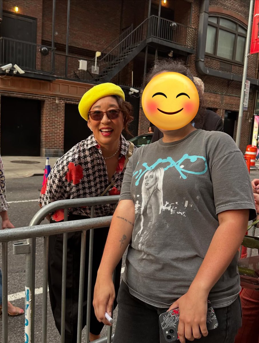 bestofsandra's tweet image. sandra oh with a fan and signing a cristina yang funko pop
📸duda.vasconcelos via instagram