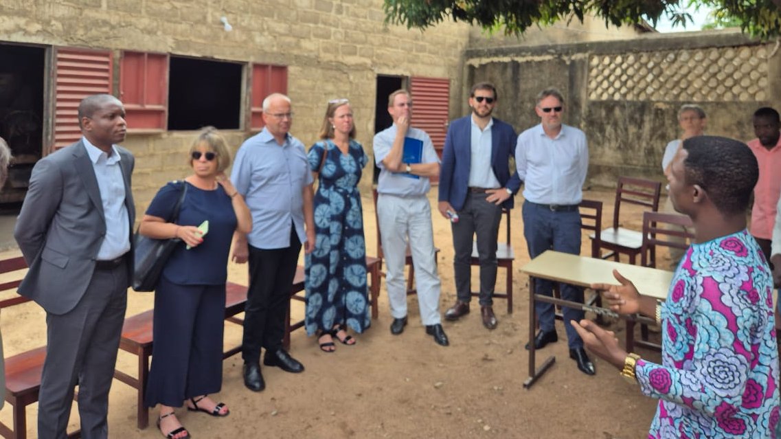 Visite de terrain de l’#EquipeEurope à #Parakou: les Ambassadeurs de l’🇪🇺🇩🇪🇧🇪🇫🇷🇱🇺🇳🇱 au contact des bénéficiaires, ont pu voir une initiative d'#Enabel &amp; #LuxDev dans la formation et l’insertion professionnelle de la jeunesse parakoise dans les métiers agricoles.#PlusFortsEnsemble