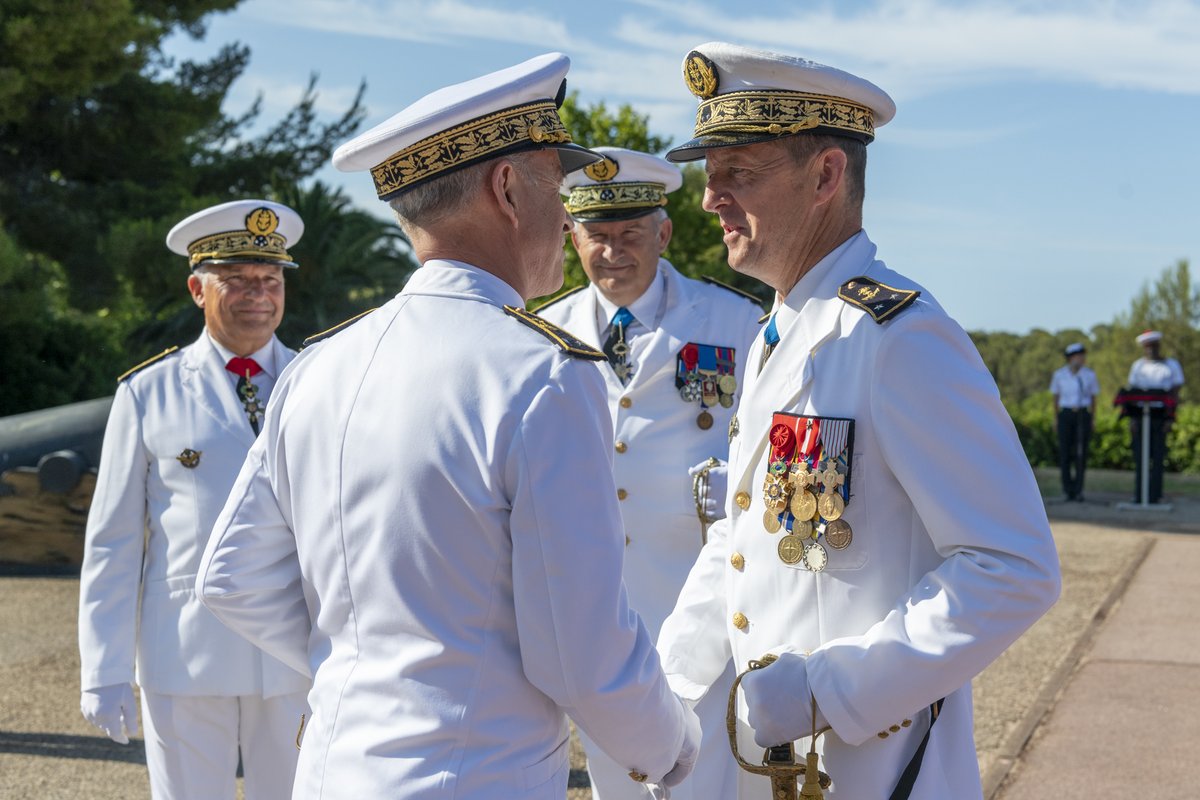 Cecmed_Off's tweet image. Le directeur du personnel de la Marine, Le vice-amiral d’escadre Eric Janicot, a présidé la passation de commandement du PEM entre le contre-amiral David Samson (entrant) et le contre-amiral Merveilleux du Vignaux (quittant).
6 écoles, 8 500 marins formés/an. #MarineNationale