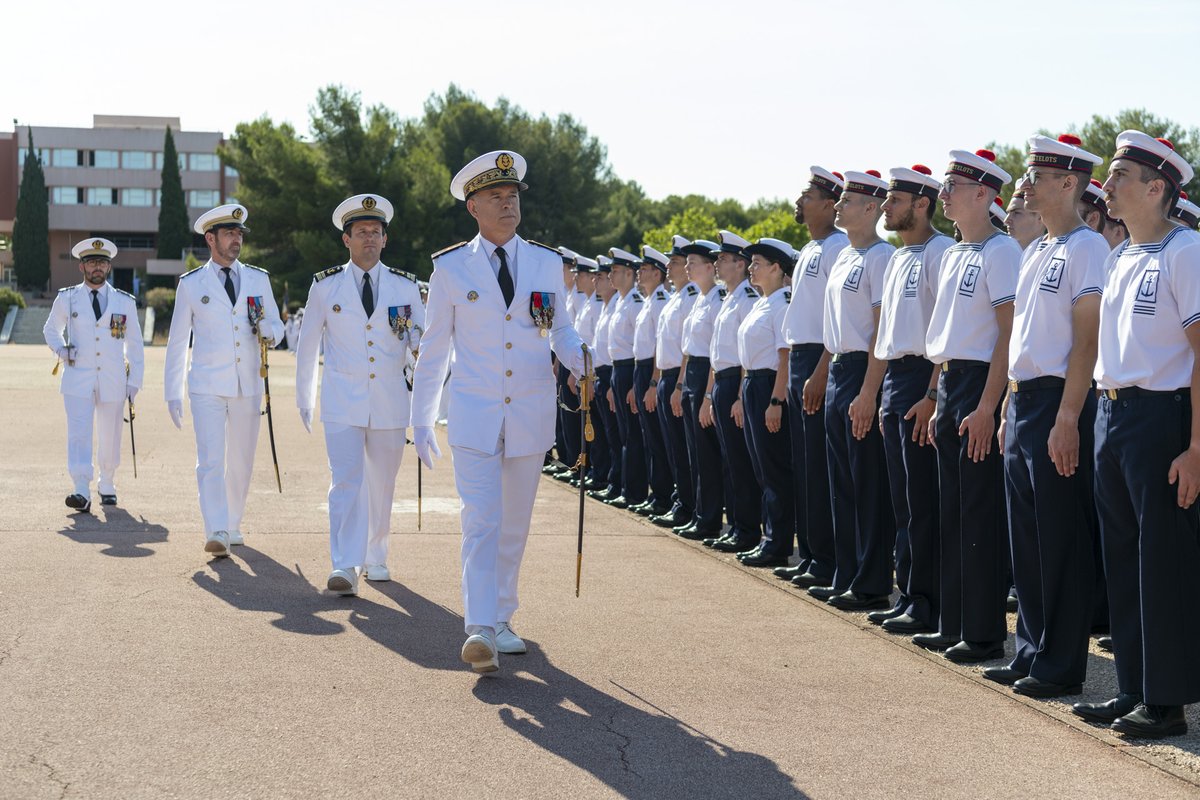 Cecmed_Off's tweet image. Le directeur du personnel de la Marine, Le vice-amiral d’escadre Eric Janicot, a présidé la passation de commandement du PEM entre le contre-amiral David Samson (entrant) et le contre-amiral Merveilleux du Vignaux (quittant).
6 écoles, 8 500 marins formés/an. #MarineNationale