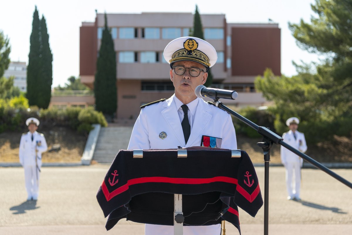 Cecmed_Off's tweet image. Le directeur du personnel de la Marine, Le vice-amiral d’escadre Eric Janicot, a présidé la passation de commandement du PEM entre le contre-amiral David Samson (entrant) et le contre-amiral Merveilleux du Vignaux (quittant).
6 écoles, 8 500 marins formés/an. #MarineNationale