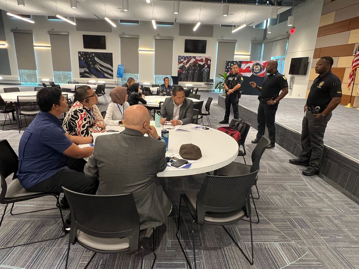 MIC_Exchanges's tweet image. As international tourism grows, police departments are evolving to better serve global visitors. In Orlando, FL, our @StateIVLP group met with the Orlando Police Department’s Portuguese-Speaking Citizens Police Academy to examine how multilingual engagement strategies help build…