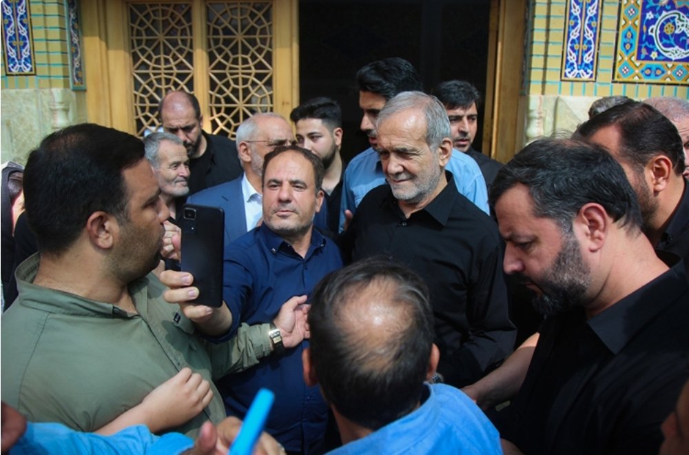 drpezeshkian2's tweet image. دکتر مسعود پزشکیان رئیس جمهور در سفر به شهر مقدس قم، به حرم مطهر بانوی کرامت مشرف شد و بارگاه منور حضرت فاطمه معصومه سلام الله علیها را زیارت کرد.
سایر تصاویر:president.ir/fa/160505