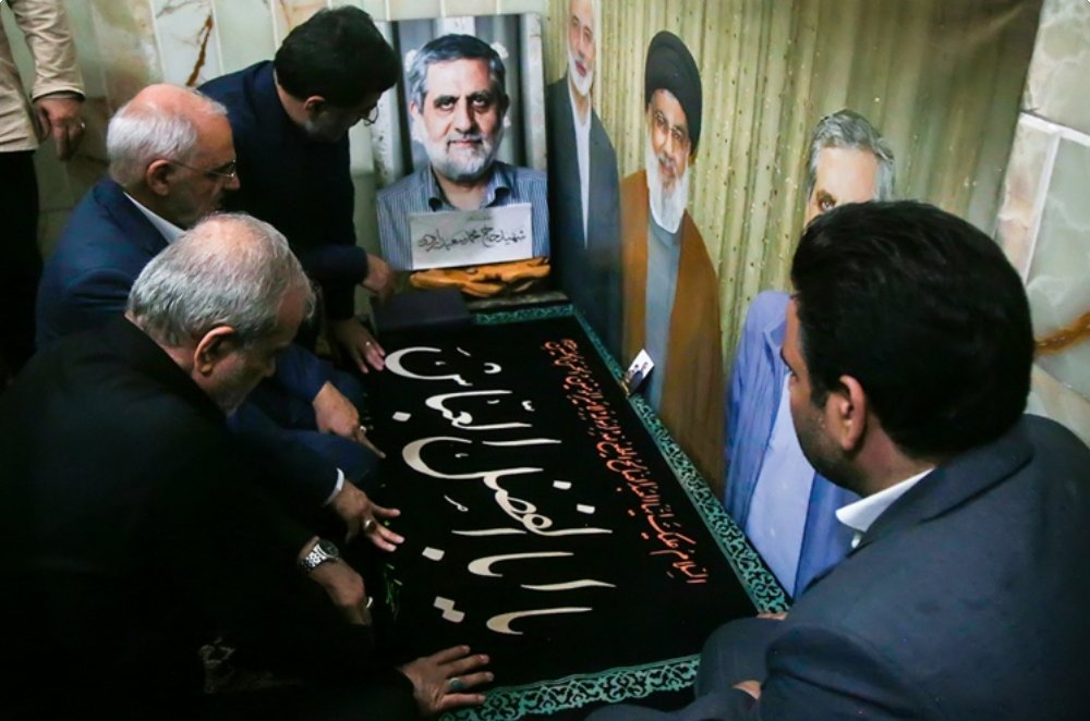 drpezeshkian2's tweet image. دکتر مسعود پزشکیان رئیس جمهور در سفر به شهر مقدس قم، به حرم مطهر بانوی کرامت مشرف شد و بارگاه منور حضرت فاطمه معصومه سلام الله علیها را زیارت کرد.
سایر تصاویر:president.ir/fa/160505
