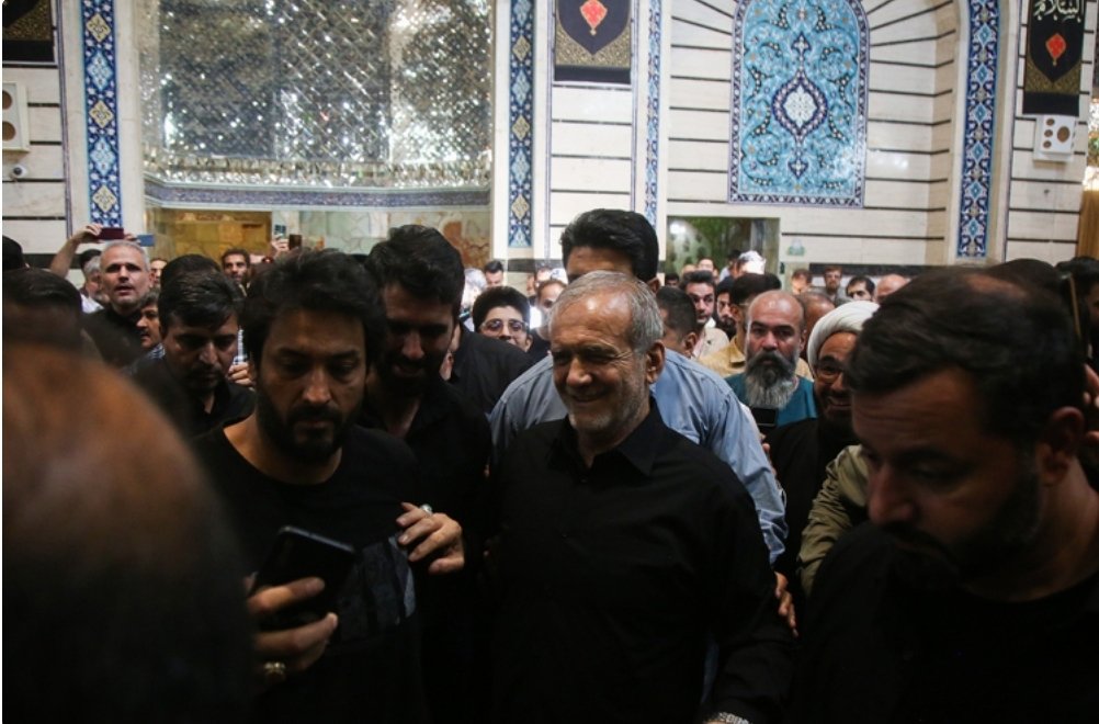 drpezeshkian2's tweet image. دکتر مسعود پزشکیان رئیس جمهور در سفر به شهر مقدس قم، به حرم مطهر بانوی کرامت مشرف شد و بارگاه منور حضرت فاطمه معصومه سلام الله علیها را زیارت کرد.
سایر تصاویر:president.ir/fa/160505