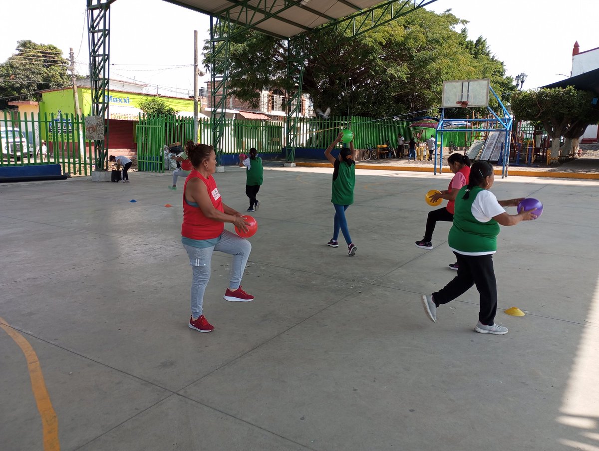 LefLuisMedrano's tweet photo. Damitas de la comunidad indígena de Tetelcingo Morelos.🎵🎶🎶🎵
Preparadas, sanas, activas y felices.🧓🏻💃🏻🧑🏻‍🦳💃🏻🧓🏻💃🏻🧑🏻‍🦳
@FAHHdeporte 
@sbrsusana 
@edo_morelos https://t.co/kq88eCrCL7