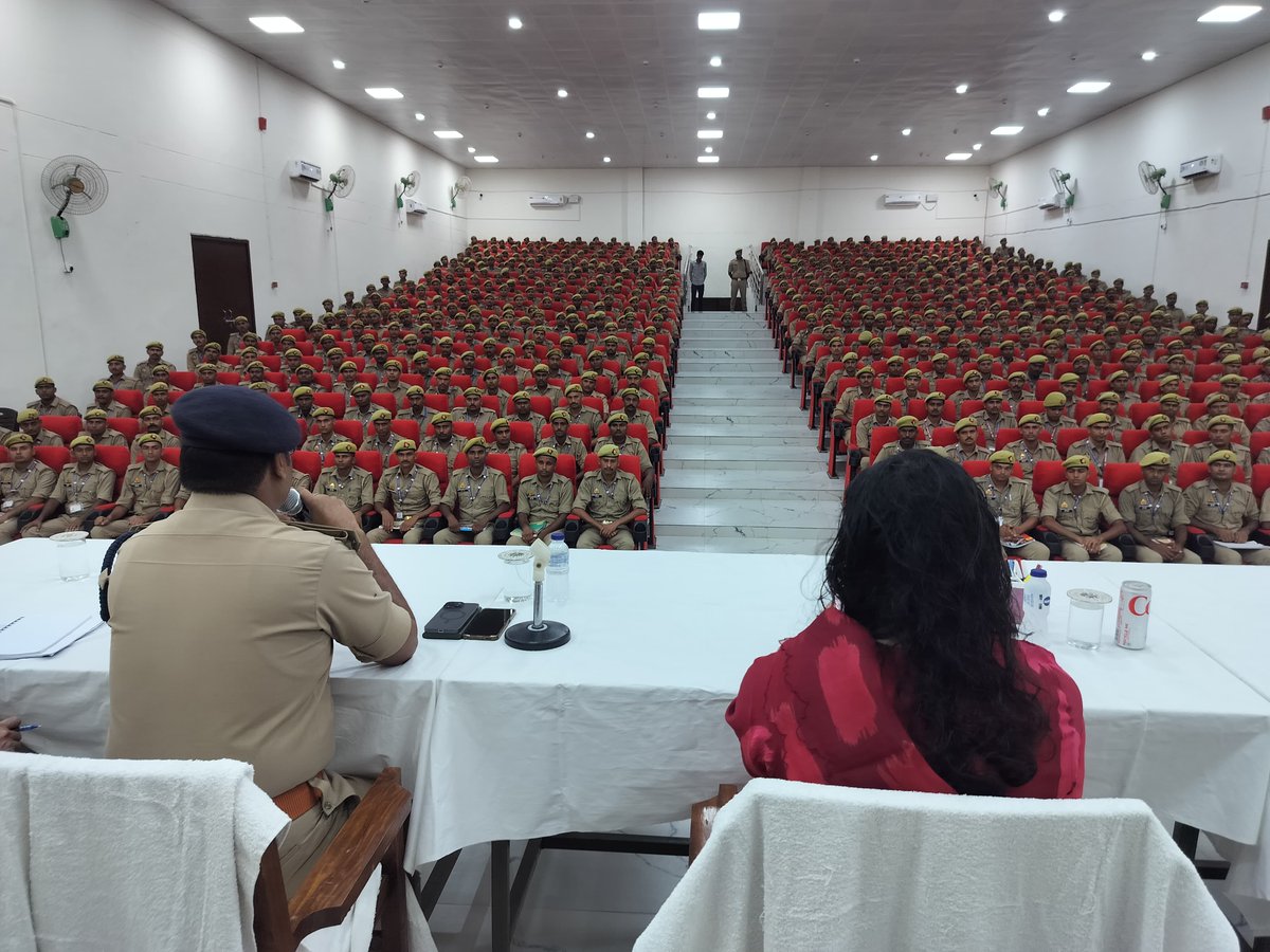 kasganjpolice's tweet photo. #SP_KSJ सुश्री अंकिता शर्मा द्वारा पुलिस लाइन स्थित आरटीसी प्रशिक्षण केन्द्र का निरीक्षण कर प्रशिक्षणारत समस्त रिक्रूट आरक्षियों से वार्ता की गयी एवं उनकी समस्याओं एवं सुझावों के सम्बन्ध में विस्तार से चर्चा करते हुए उनके निराकरण हेतु सम्बन्धित को आवश्यक दिशा निर्देश दिये गये । https://t.co/JUnwWUzT29