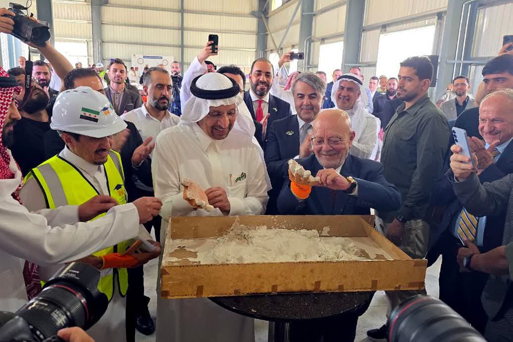 bad_qusay's tweet image. تتكاتف
الجمهورية العربية السورية والمملكة العربية السعودية
في مسيرة مشتركة لتعزيز البناء وإعادة الإعمار، معلنةً عن تدشين أول مصنع للإسمنت الأبيض
في سوريا باستثمار سعودي.
يحمل المصنع اسم "فيحاء"، ويقع في مدينة عدرا الصناعية بمحافظة ريف دمشق.
شهد حفل التدشين حضور معالي وزير…
