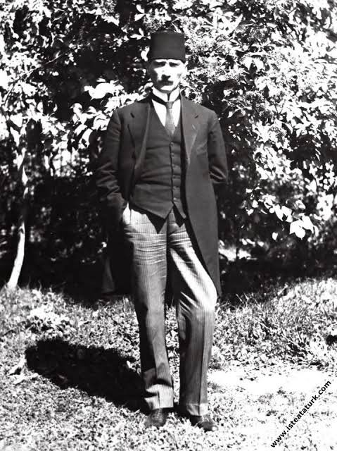 OnurKomnenos's tweet image. Atatürk’ün Erzurum Kongresindeki meşhur fotoğrafı.
Askerlikten istifa etmiş, askeri kıyafeti hariç sivil kıyafeti yok. Erzurum Valisi Münir beyden ödünç aldığı Jaketatay çeketi, altında Mahzar Müfit’ten aldığı üstüne büyük gelen pantolonu. Ödünç kıyafetle meclis kuruyor.