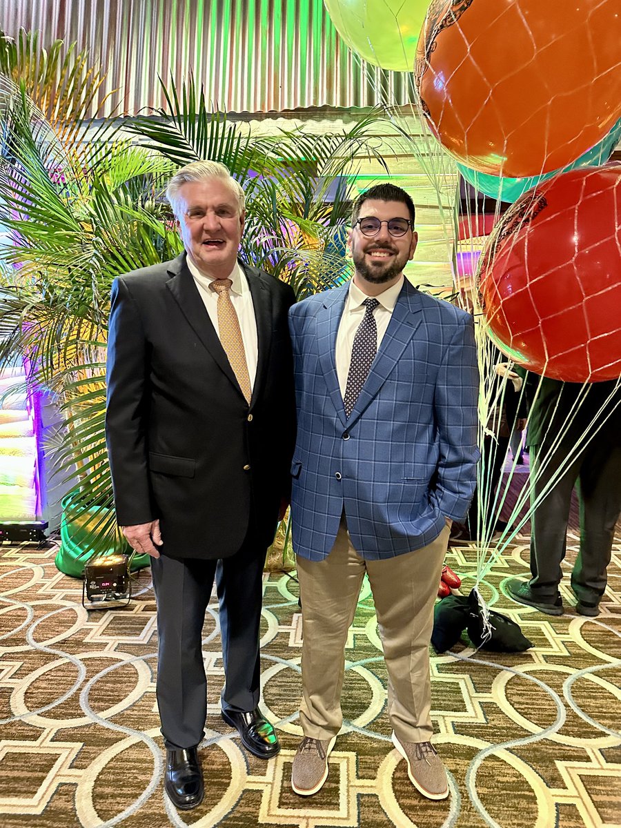 jthomps72's tweet image. Happy birthday to the man the myth, the legend and my favorite Tennessee Vol to ever suit up for the orange and white, #90, Joe Thompson aka my dad. I live by his motto “ if you can’t say something nice about Tennessee, say something bad about Vanderbilt”