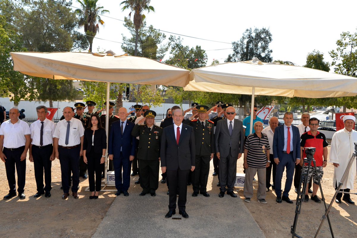 KKTCCB's tweet image. Cumhurbaşkanı @ErsinrTatar , Tuzla köyünde 1956-1974 yılları arasında şehit düşen 21 Kıbrıslı Türkü anmak üzere Tuzla Şehitliği’nde düzenlenen anma törene katıldı.
kktcb.org/tr/cumhurbaska…