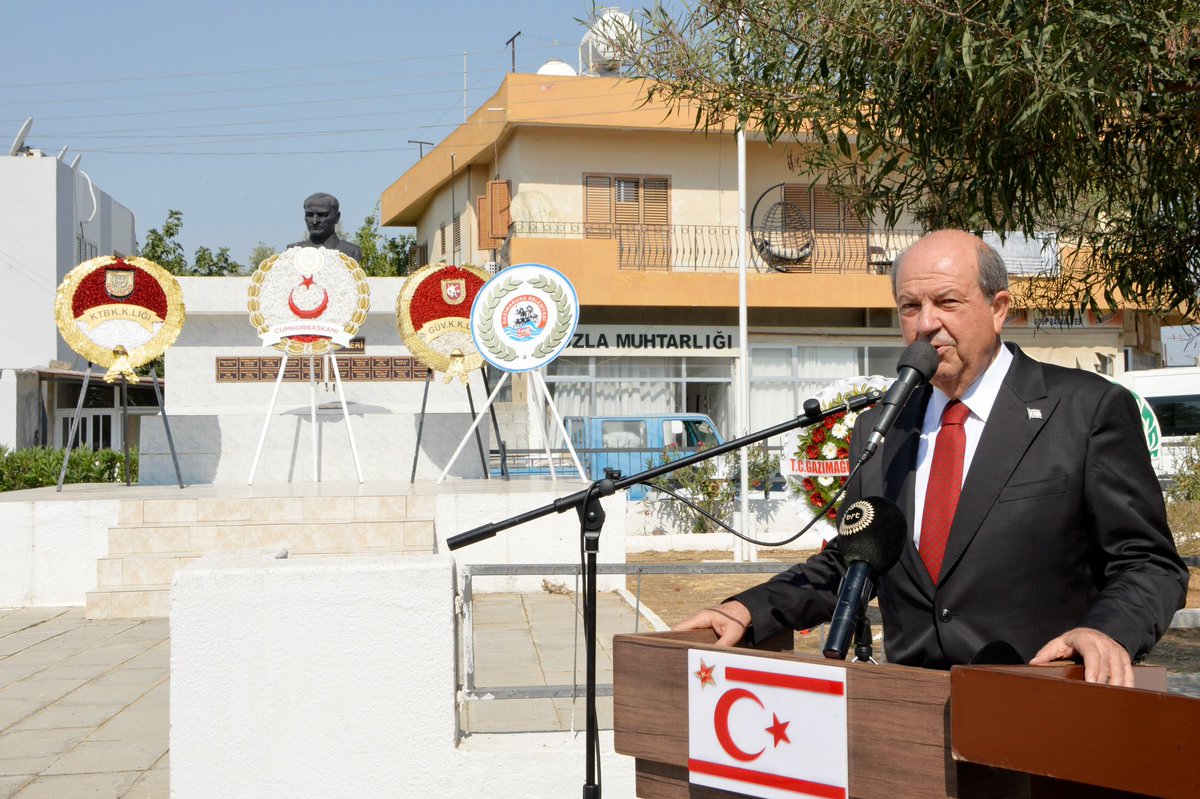 KKTCCB's tweet image. Cumhurbaşkanı @ErsinrTatar , Tuzla köyünde 1956-1974 yılları arasında şehit düşen 21 Kıbrıslı Türkü anmak üzere Tuzla Şehitliği’nde düzenlenen anma törene katıldı.
kktcb.org/tr/cumhurbaska…
