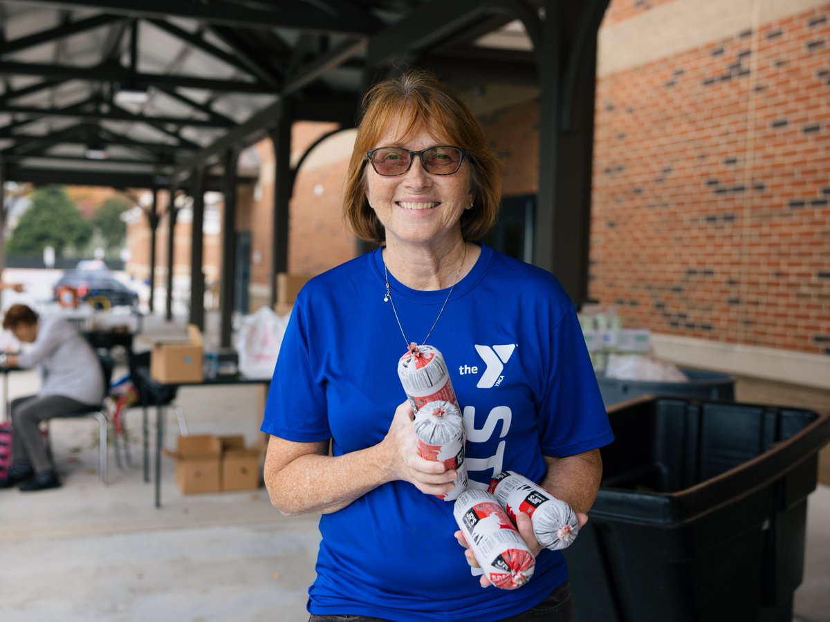 FeedingAmerica's tweet image. “Hunger doesn’t have a face,” says Gayle, who’s served her Atlanta community since 1977. Every Tuesday, she leads food distributions filled with love, music & dignity—because “we’re all here to give back.” 🧡
#EndHunger #CommunityInAction | @ACFB