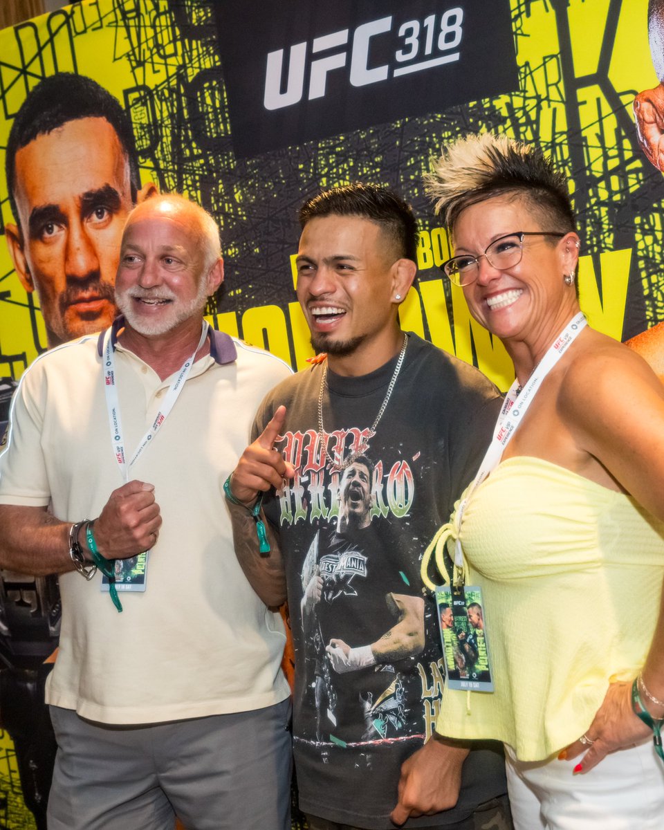 onlocationexp's tweet image. 📸 with the ⭐’s of the Octagon
We can’t wait to see what #UFC319 will have in store 👀 #OnlywithOnLocation #UFCVIPExperience
Tap the link for official VIP ticket packages 👉 UFCVIP.com