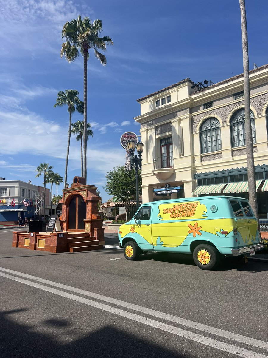 SpeculationMatt's tweet image. Spooky things are afoot when The Mystery Machine is around! #HHN34 #HHN