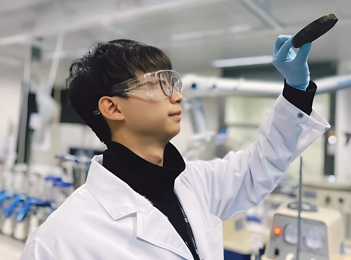 EcoInventos's tweet image. Equipo internacional desarrolla innovador nanomaterial ultraligero que extrae agua potable del aire hasta tres veces su peso.
Un equipo internacional de investigadores ha creado un material nanométrico revolucionario que puede extraer agua del aire con una eficiencia sin…