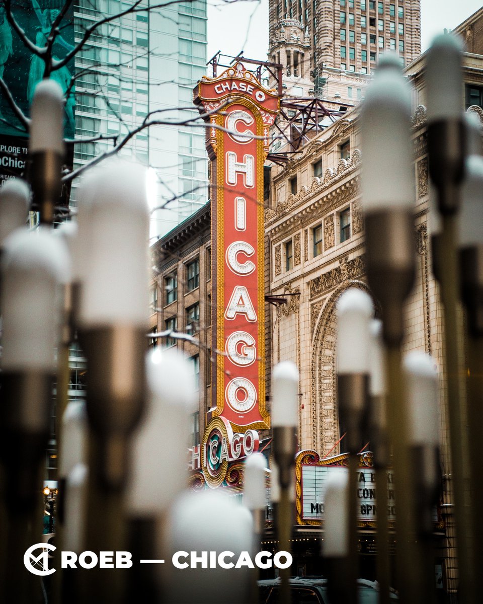 cmroeb's tweet image. 🎶 🌭 You HAVE to Try a Chicago Hot Dog! — 💡 Pro Tip: No Ketchup Allowed! A real Chicago-style hot dog comes with mustard, relish, onions, tomatoes, pickles, sport peppers, and celery salt. No ketchup! #ChicagoFoodie #HotDogWars #ChicagoEats
