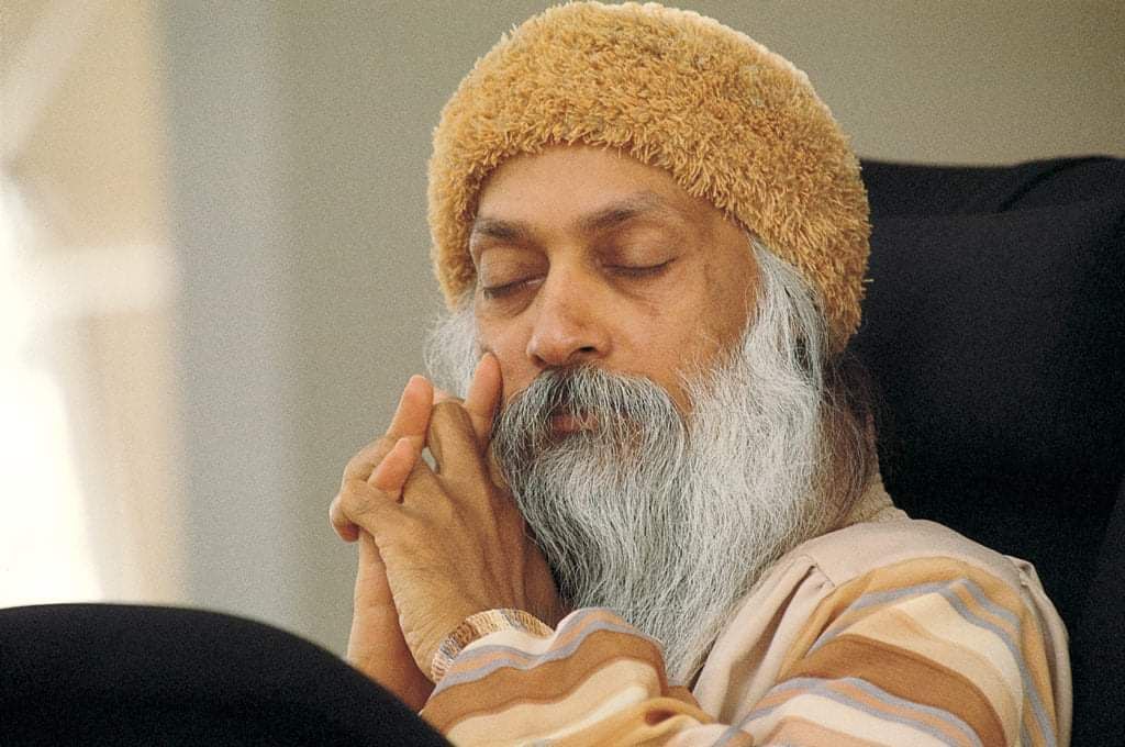 OshoDharma's tweet image. ध्यान की भूमि में ही समझ पैदा हो सकती है।
हां, सुनने से ध्यान की तरफ जाना हो सकता है। पढ़ने से ध्यान की तरफ जाना हो सकता है। और अगर समग्र मन से सुनें,तो सुनना भी ध्यान बन सकता है।
और अगर समग्र मन से पढ़ें,तो पढ़ना भी ध्यान बन सकता है।
लेकिन ध्यान जरूरी है।

🌼गीतादर्शन
#OSHO 🪷