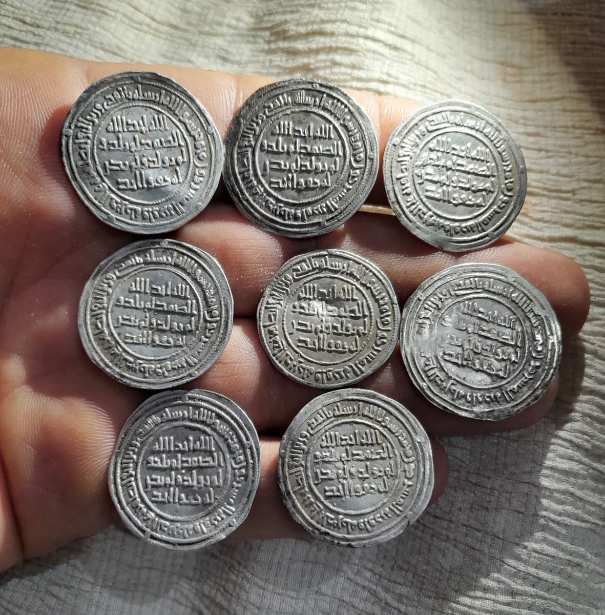 MrAdnanRashid's tweet image. 1st century AH Umayyad dirhams minted at Damascus.
Few Companions of the Prophet Muhammad SA were still alive when these coins were minted.
Quran 9:33 and Surah 112 are visibly referenced on the reverse.
The makers of these coins must have seen the sahaba praying in mosque.