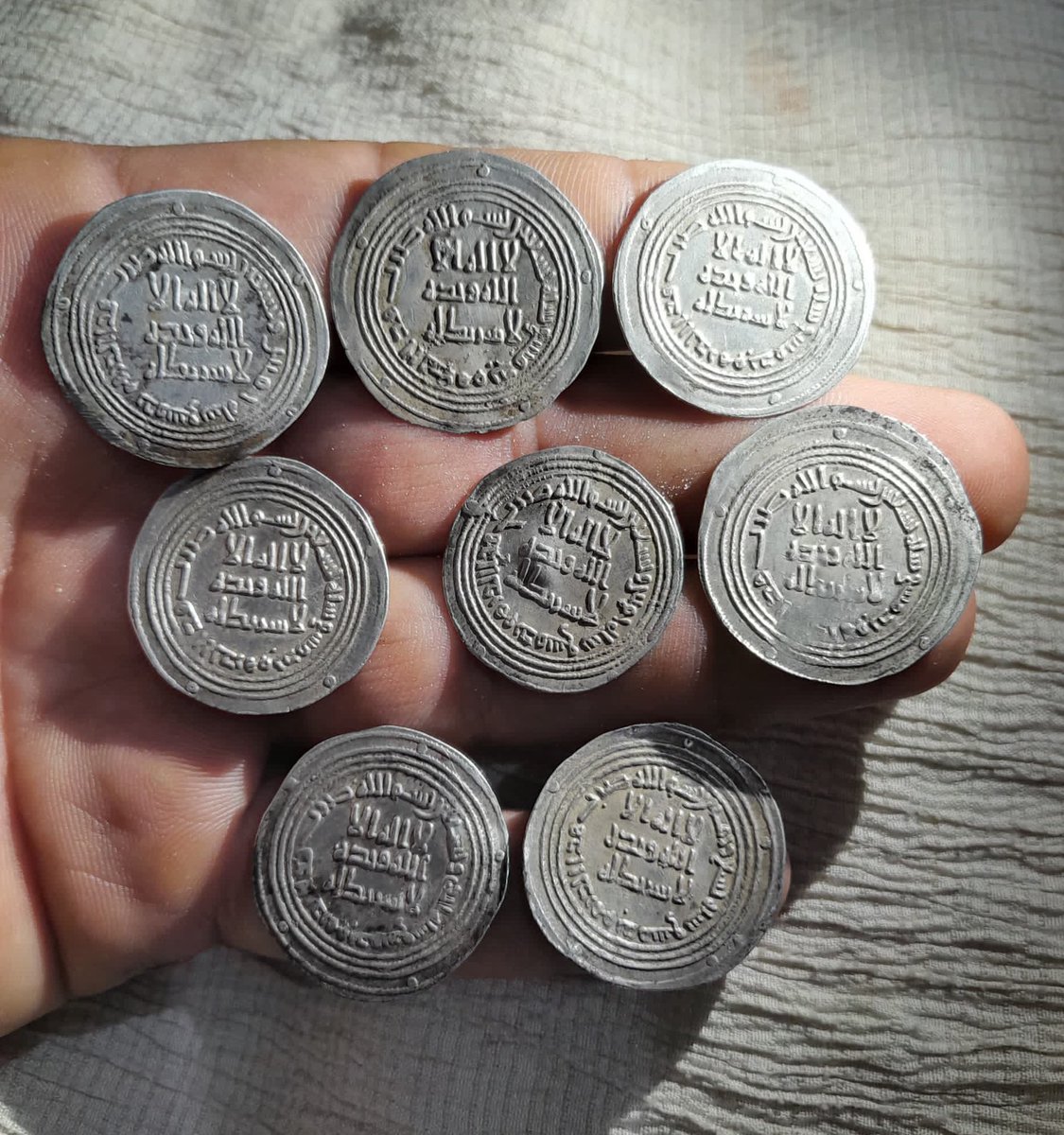 MrAdnanRashid's tweet image. 1st century AH Umayyad dirhams minted at Damascus.
Few Companions of the Prophet Muhammad SA were still alive when these coins were minted.
Quran 9:33 and Surah 112 are visibly referenced on the reverse.
The makers of these coins must have seen the sahaba praying in mosque.