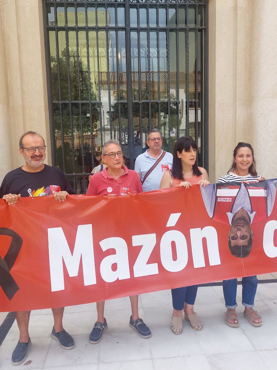 ☝️ Ens hem concentrat en la porta de la Dipu de Castelló on Mazón tenia prevista una visita .
📣 Governar és assumir responsabilitats #MazónDimissió
👉 Cada dia de Mazón aferrat al càrrec és un dia de dol, de retard en la reconstrucció i d'augment de risc climàtic i de descrèdit.