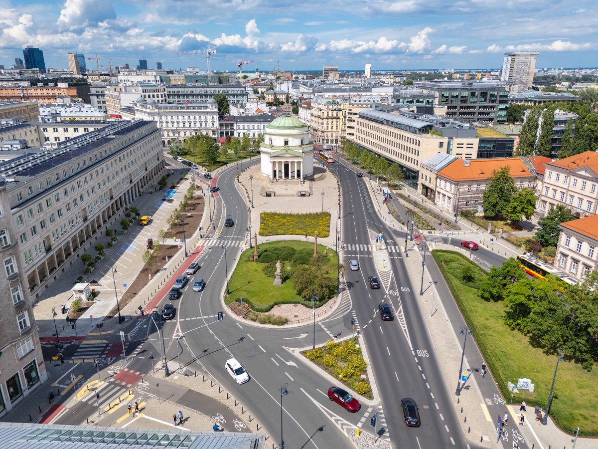 trzaskowski_'s tweet image. Była zapowiedź, jest realizacja. W miejscu ministerialnego parkingu na placu Trzech Krzyży posadziliśmy dziś 10 dużych lip 🙂 Pojawią się jeszcze nowe trawniki i ozdobne kwiaty.