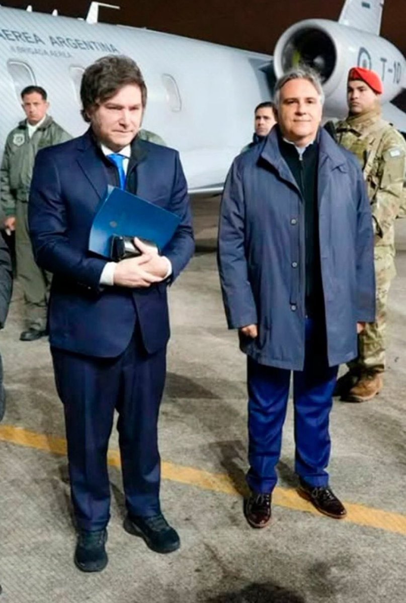 El loco uso el avión presidencial para ir a una fiestita privada. Siga siga.