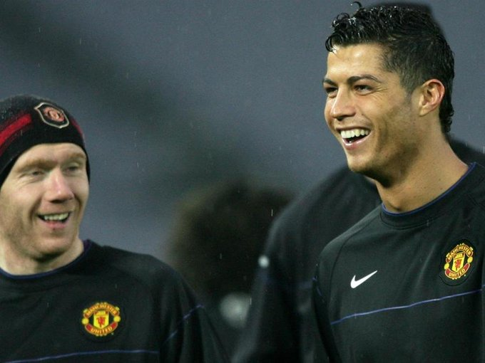 FootballTalkHQ's tweet image. 🗣️ Cristiano Ronaldo's story about Paul Scholes's passing accuracy:
“When we were in training, I used to do a lot of tricks which hardly any players at the club could do. Once I was showing my skills to Scholes. After I finished, Scholes took the ball and pointed to a tree…