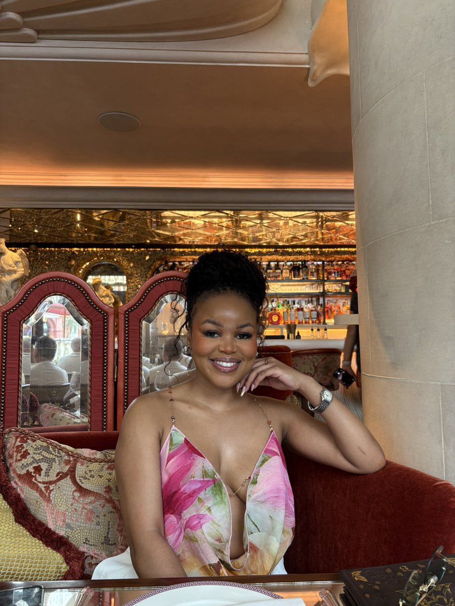 lesedi_mn's tweet image. Brunch in Mayfair 💕🎀