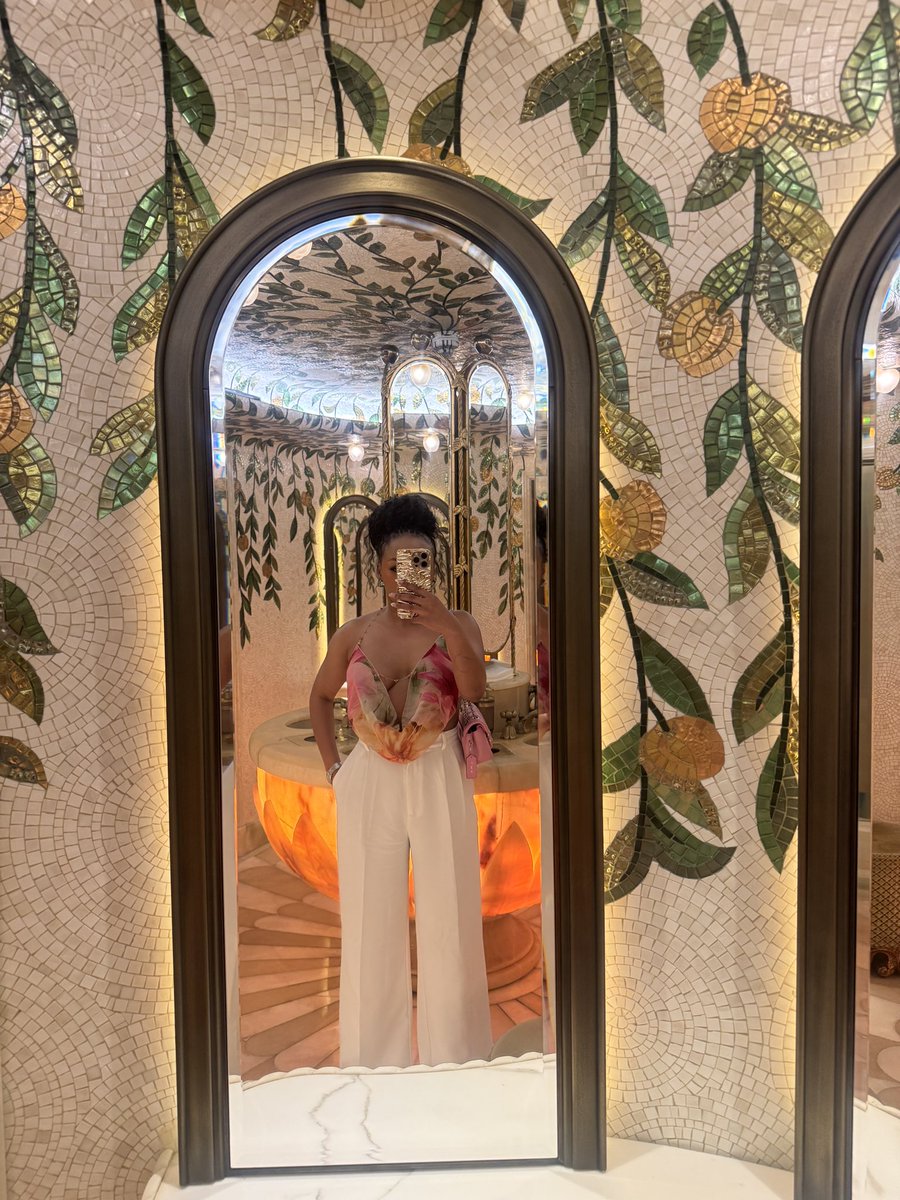 lesedi_mn's tweet image. Brunch in Mayfair 💕🎀