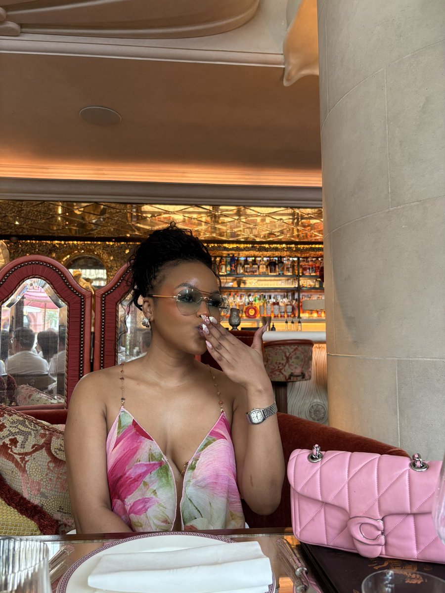 lesedi_mn's tweet image. Brunch in Mayfair 💕🎀
