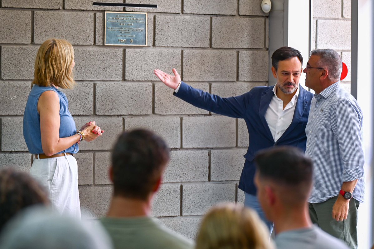 Lope_afonso's tweet image. Hoy le rendimos un merecido homenaje a Félix Hernández, amigo y pieza clave en la historia reciente del CB Canarias.
21 años de entrega, trabajo y pasión por un club que, gracias a él, llegó a lo más alto.
La placa en el Santiago Martín es solo un símbolo… su legado ya está…