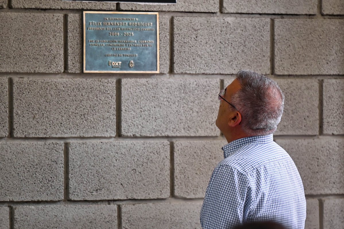 Lope_afonso's tweet image. Hoy le rendimos un merecido homenaje a Félix Hernández, amigo y pieza clave en la historia reciente del CB Canarias.
21 años de entrega, trabajo y pasión por un club que, gracias a él, llegó a lo más alto.
La placa en el Santiago Martín es solo un símbolo… su legado ya está…