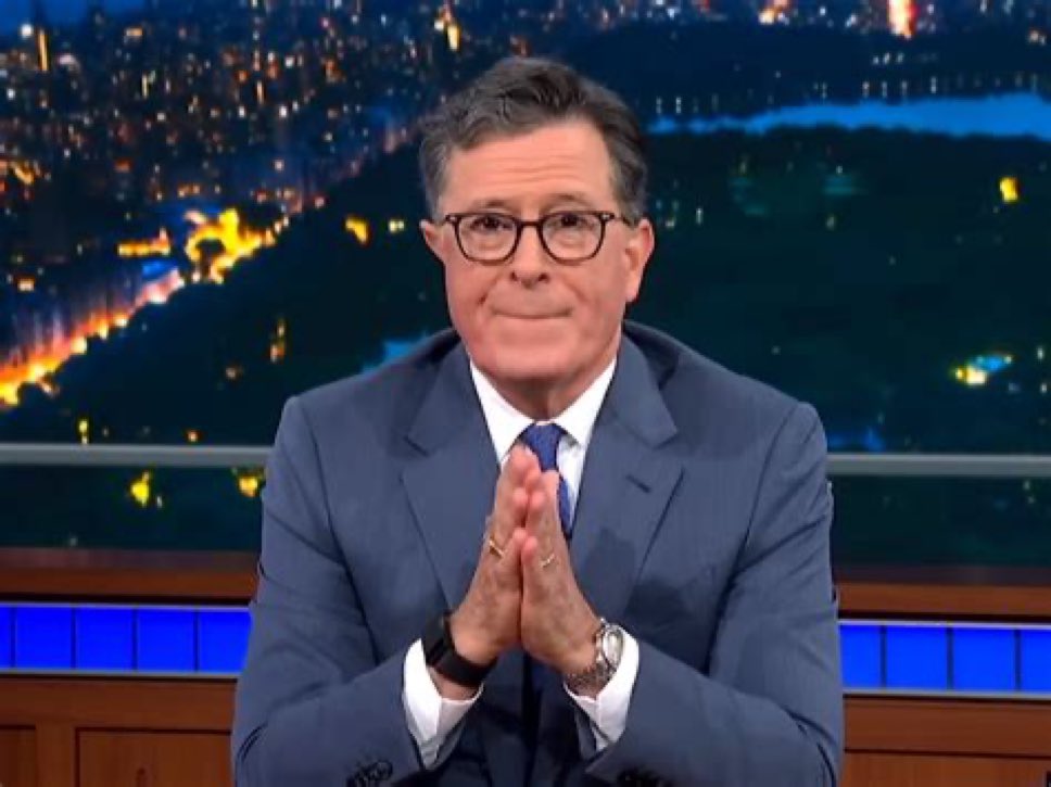 ConquerNicolas's tweet image. Que celui qui a déjà ri à une blague de Stephen Colbert lève le doigt ☝️
Personne ? Étonnant.
Son audience moyenne approche des 70 ans et son show fait perdre 40 millions $ par an à la chaîne !!
Bon débarras.