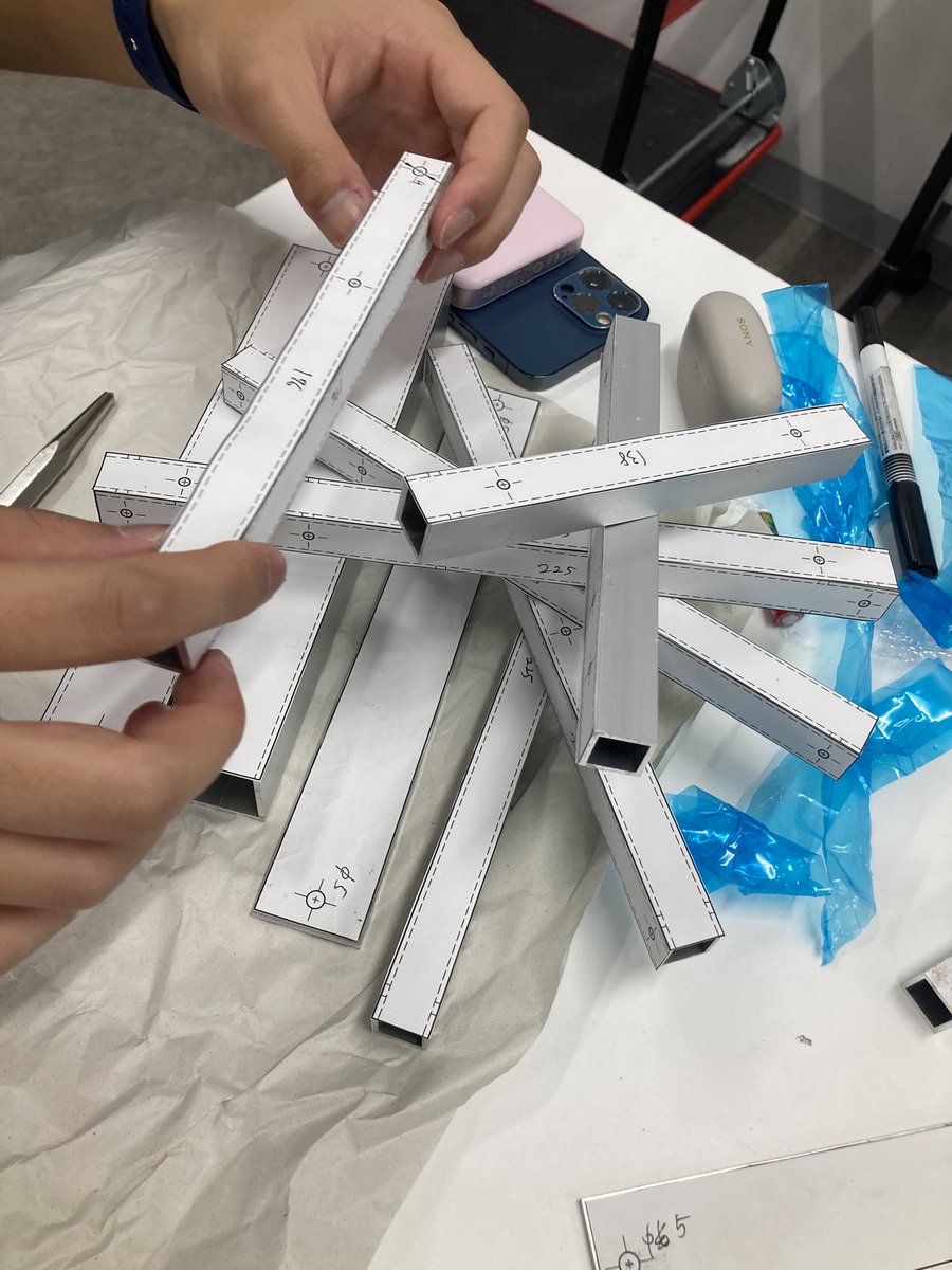RyudaiRobot's tweet image. 今日のキャチロボの加工の様子です。
加工精度を上げるために図面を印刷して材料に貼り、作業しています♪
#キャチロボ
⬇️これは遊び心を見せながらも作業する様子