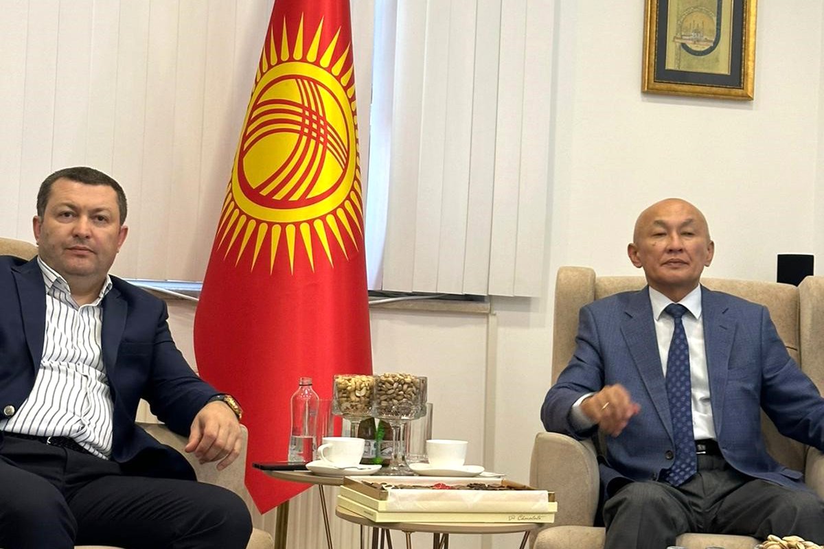 📍 UTEP Ankara Şubesi olarak,  Kırgızistan Büyükelçiliği'nin ev sahipliğinde gerçekleşen Tic . toplantısına katıldık.

Sayın Büyükelçi ve Müsteşar Aibek AKAEV, bizlere Kırgızistan’ın ekonomik yapısı, iş yapma kültürü ve sektörel fırsatları hakkında değerli bilgiler sundu.
#UTEP