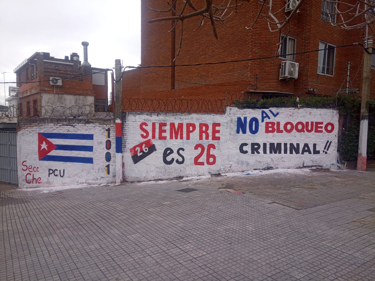 EmbaCubaUruguay's tweet image. " (...) Era la mañana
de la Santa Ana.
La sangre vertida no fue sangre vana (...)"
Las celebraciones por el 26 de Julio llegan a las calles de #Uruguay 🇺🇾, acompañadas de la firme condena a la criminal política de bloqueo 🆚 #Cuba 🇨🇺. #SiempreEs26 #TumbaElBloqueo @cubavsbloqueo