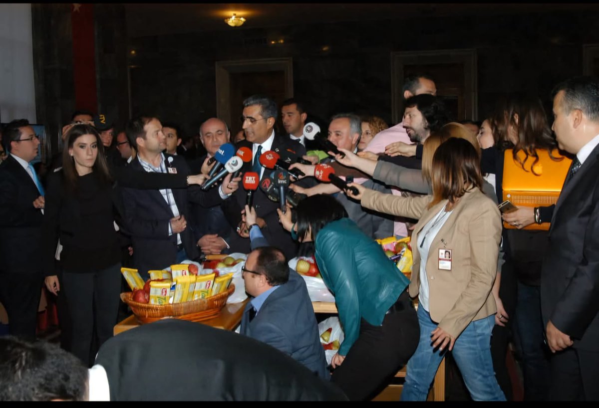 Her gün her saat milletimizin doğru bilgiye ulaşması için mesai harcayan, yaptıkları fedakarca iş ile milletimizin sesi, gözü, kulağı ve vicdanı olan tüm gazetecilerimiz  ile basınımızın 24 Temmuz #GazetecilerveBasınBayramı'nı kutluyorum.