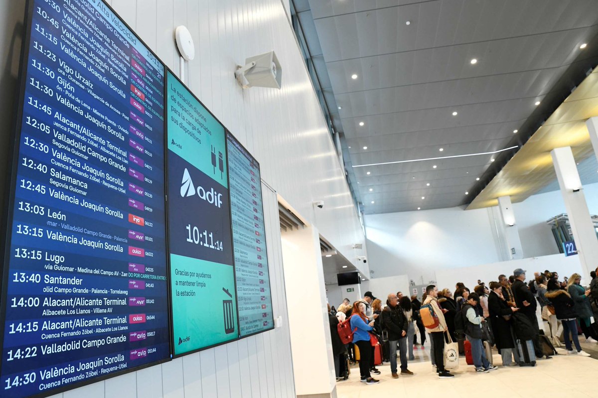 Adif_es's tweet image. 🚆ℹ️ Instalamos nuevas pantallas y teleindicadores de información al viajero en Madrid #Chamartín Clara Campoamor.
Más de 400 nuevos dispositivos mostrarán horarios de los trenes, servicios de la estación, información sobre equipajes, eventos especiales, conexiones...
🔎 Más…