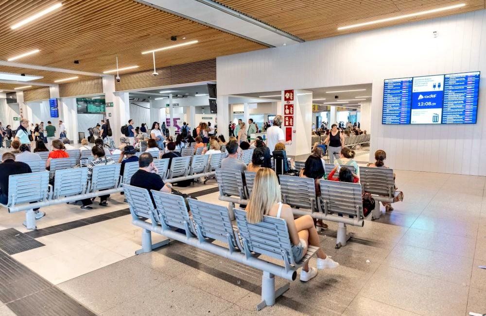 Adif_es's tweet image. 🚆ℹ️ Instalamos nuevas pantallas y teleindicadores de información al viajero en Madrid #Chamartín Clara Campoamor.
Más de 400 nuevos dispositivos mostrarán horarios de los trenes, servicios de la estación, información sobre equipajes, eventos especiales, conexiones...
🔎 Más…