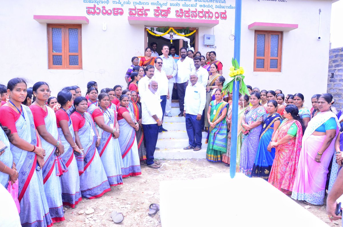 Mgnregn's tweet photo. ಗದಗ ಜಿಲ್ಲೆ ನರಗುಂದ ತಾಲೂಕಿನ ಚಿಕ್ಕನರಗುಂದ ಗ್ರಾಮದಲ್ಲಿ ನರೇಗಾ ಯೋಜನೆಯಡಿ ನಿರ್ಮಾಣವಾಗಿರುವ ನೂತನ ಅಂಗನವಾಡಿ ಕೇಂದ್ರ-106, ಮಹಿಳಾ ವರ್ಕ ಶೆಡ್ ನ್ನು ಶಾಸಕರಾದ ಶ್ರೀ ಸಿ.ಸಿ ಪಾಟೀಲ ಉದ್ಘಾಟಿಸಿದರು.
 ತಾ.ಪಂ. ಇಒ, ಸಹಾಯಕ ನಿರ್ದೇಶಕರು (ಗ್ರಾ.ಉ), ತಾ.ಪಂ.,ಗ್ರಾ.ಪಂ. ಸಿಬ್ಬಂದಿಗಳು ಗ್ರಾಮದ ಇದ್ದರು.
@CommrMGNREGSK https://t.co/XmUANKEJ0q