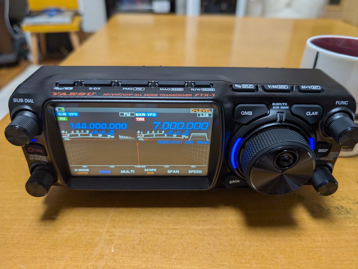 新しいリグ到着♪想像よりズシッと重い…ハンドル付けないと落としそう。局免の5年更新申請中で、送信機の追加申請ができない、なんて間が悪いのだ…
#FTX1F