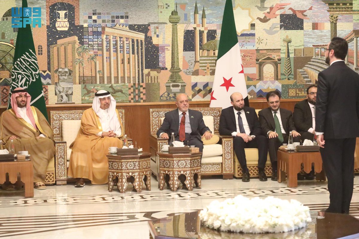 SPAeconomic's tweet image. وفد سعودي استثماري يصل إلى دمشق، ويضم أكثر من 150 شخصًا من القطاعين الحكومي والخاص، ورجال الأعمال من مختلف القطاعات الاقتصادية، في إطار تعزيز التعاون الاقتصادي بين البلدين.
spa.gov.sa/N2365920
#واس_اقتصادي