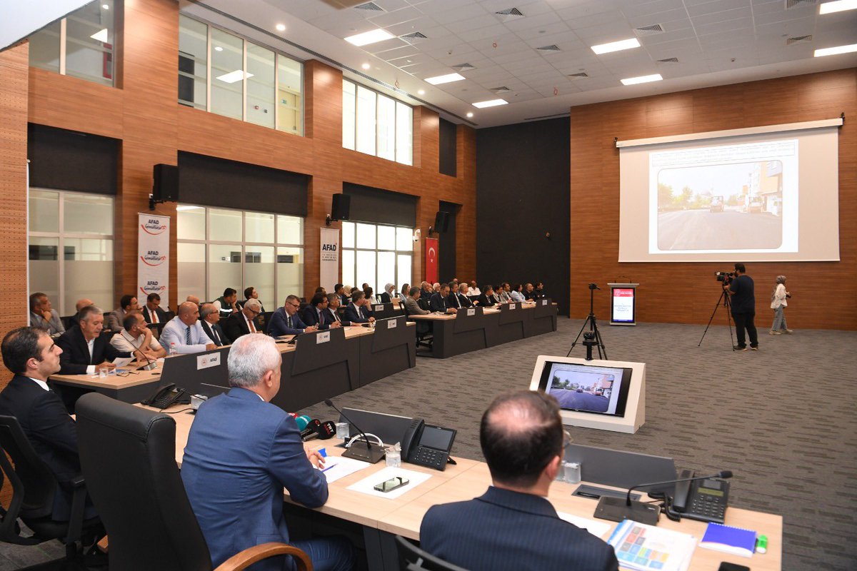 mus_bld's tweet image. 📌. Muş Belediyesi Eş Başkanı Sırrı Söylemez, Muş Valisi Avni Çakır başkanlığında düzenlenen 2025 Yılı "3. Dönem İl Koordinasyon Kurulu Toplantısı”na katıldı.
Söylemez, toplantıda Muş Belediyesinin yapılan ve yapılacak projelerini sundu.